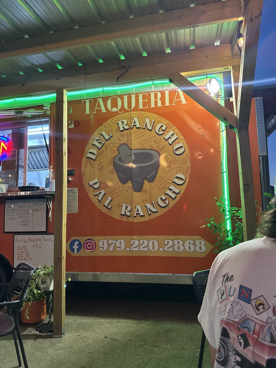 Del Rancho Pal Rancho. Taqueria
